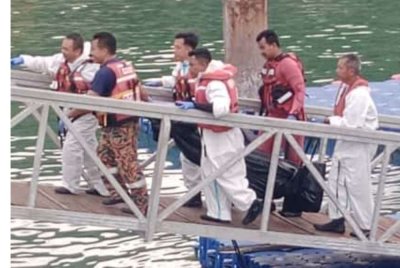 Mayat mangsa dibawa ke jeti Maritim Malaysia di Langkawi dan diserahkan kepada pihak polis untuk tindakan lanjut. Foto Maritim Malaysia