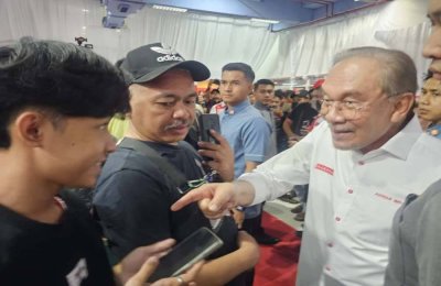 Anwar beramah mesra dengan anak muda semasa hadir pada program PM Sayang Sabah DUN Petagas, Putatan pada Sabtu. 