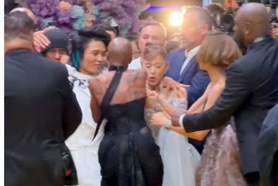 Suasana kecoh yang berlaku sekelip mata menimbulkan perdebatan di media sosial.