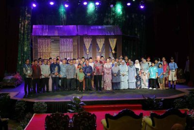 Teater Seniman Negara Datuk Lat-Kampung Boy menerima penghormatan istimewa dengan keberangkatan Sultan Nazrin menyaksikan pementasan pada Sabtu.