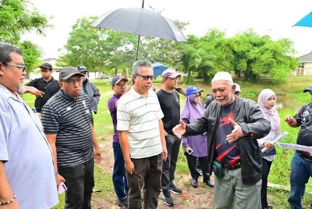Nazri (tengah) mendengar permasalahan disuarakan penduduk ketika sesi lawatan tapak isu saliran dan banjir kilat di Taman Indera Sempurna pada Sabtu. - Foto: FB Pejabat SUK Pahang