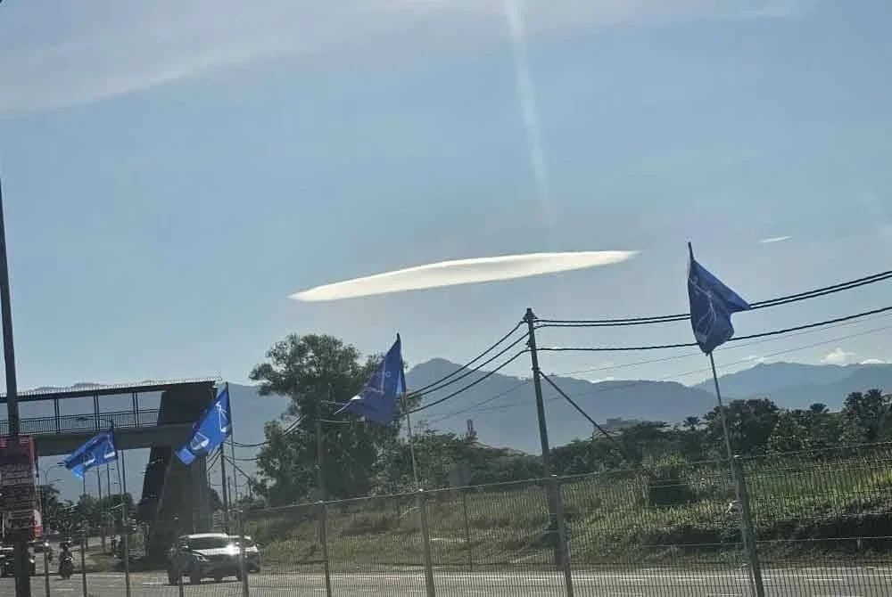 Pembentukan awan lentikular yang menyerupai cakera atau berbentuk leper mencuri perhatian orang ramai apabila ia kelihatan jelas di ruang udara Kota Kinabalu, pagi Ahad.