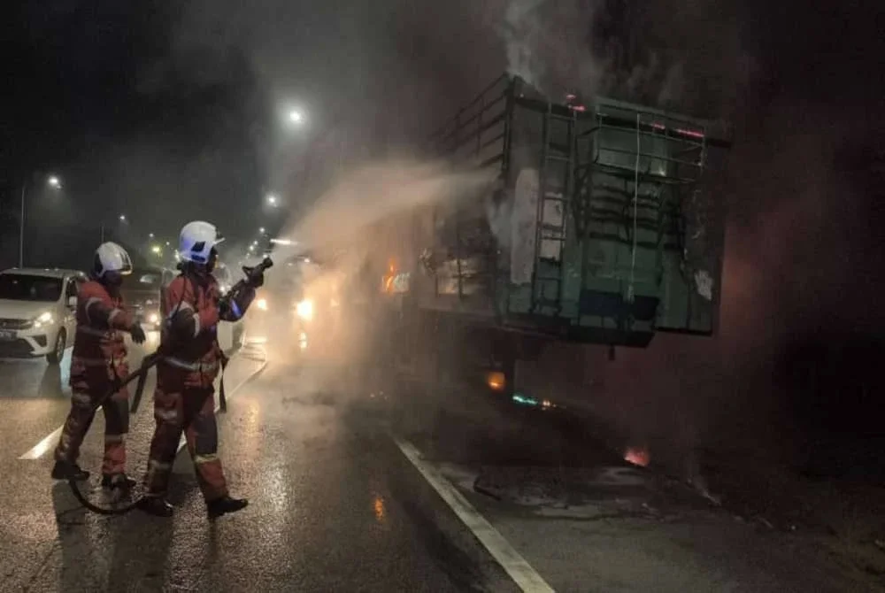 Anggota bomba sedang menjalankan kerja pemadaman melibatkan sebuah treler yang terbakar pada Sabtu.
