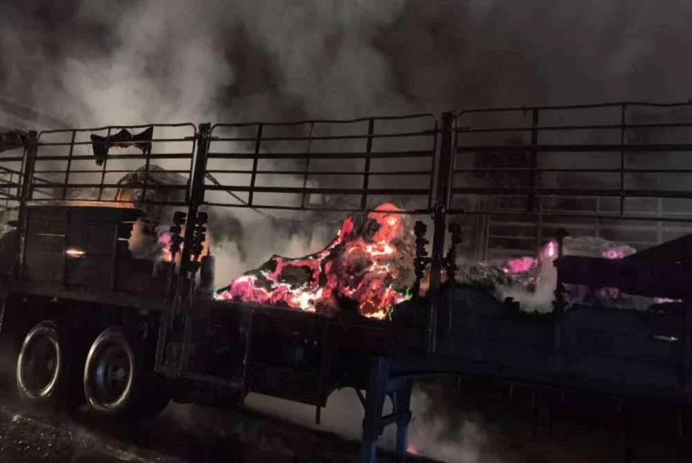 Anggota bomba sedang menjalankan kerja pemadaman melibatkan sebuah treler yang terbakar pada Sabtu.