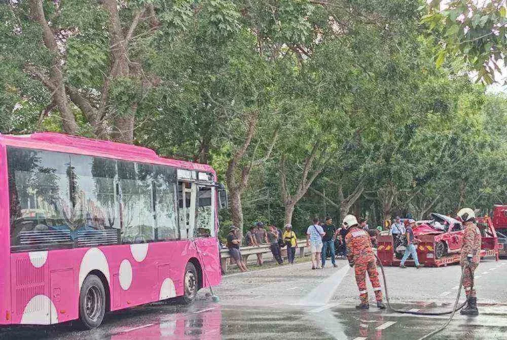 Lokasi kemalangan membabitkan sebuah bas dengan kereta di Jalan Krubong ke Sungai Badau, Melaka pada Ahad. 
