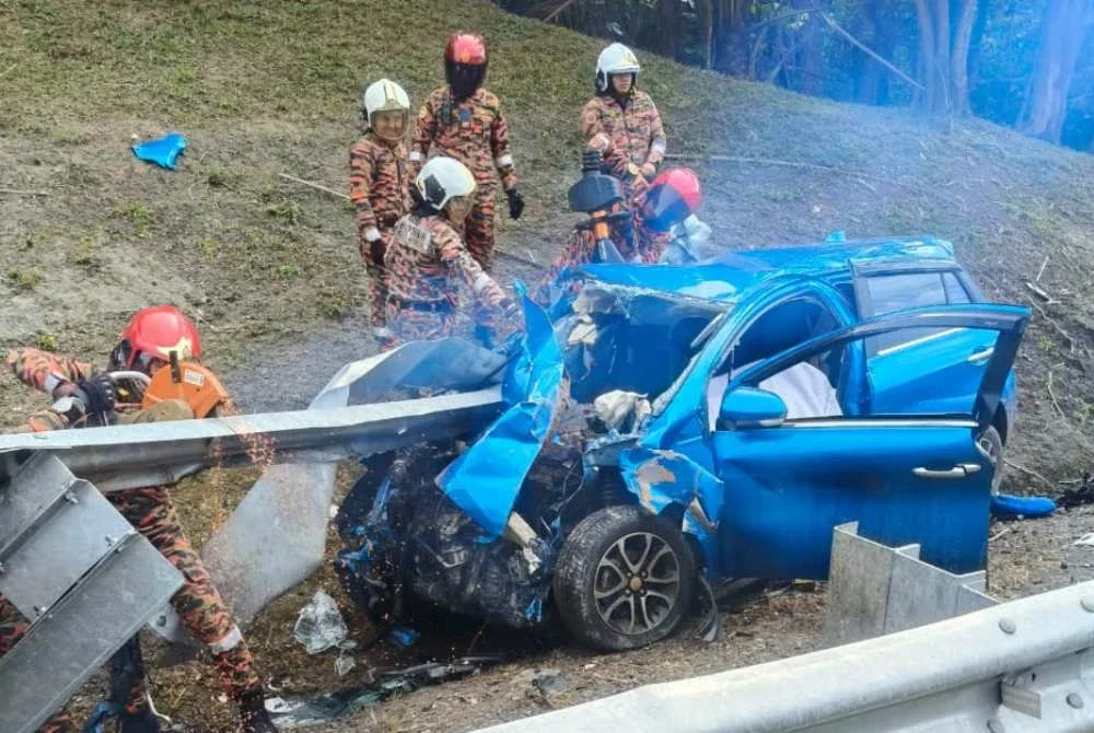 Keadaan kereta yang terbabas di KM 219 Lebuhraya PLUS arah selatan.