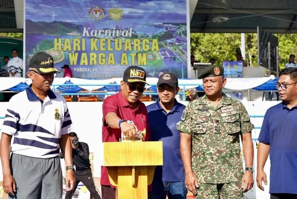 Mohamed Khaled ketika menyempurnakan Karnival Hari Keluarga Warga ATM Sepanggar, di Stadium Pangkalan TLDM Sepanggar, Kota Kinabalu.
