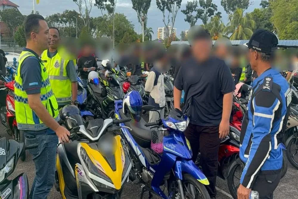 Antara penunggang motosikal yang ditahan dalam operasi berkenaan. 