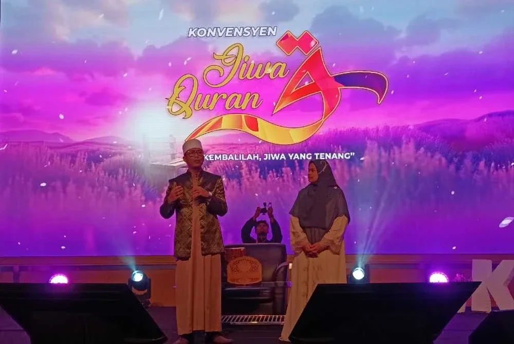 Anas (kiri) dan Aisyah (kanan) ketika perasmian Konvensyen Jiwa Quran di Dewan Seri Sintan pada Ahad.