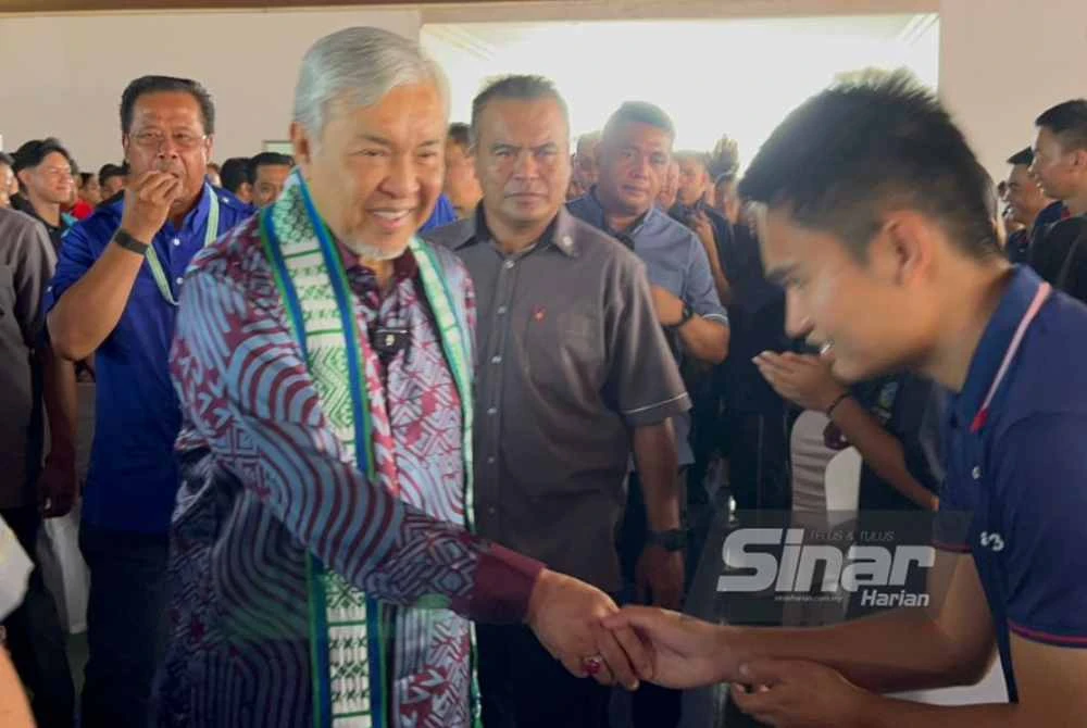 Ahmad Zahid (kiri) ketika menghadiri Karnival Lindung Kerjaya MyFuture Job di Kota Belud pada Ahad.