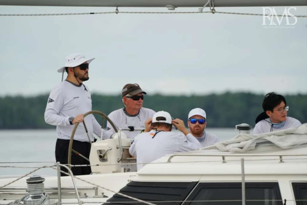 Tengku Amir Shah berkenan mencemar duli mengemudi kapal layar sempena RMSIR edisi ke-35 bermula pada Sabtu.