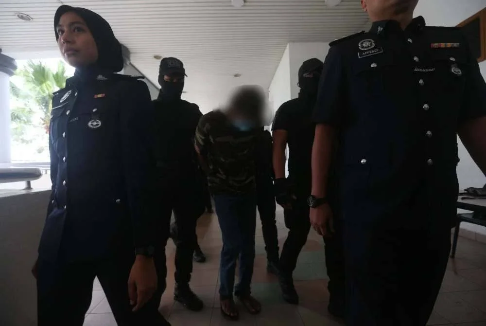 Tertuduh ketika dibawa ke Mahkamah Sesyen Alor Setar pada Ahad.