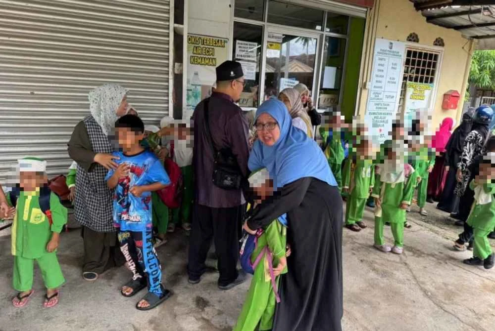 Semua murid berjaya dibawa keluar selepas bangunan sekolah mereka terbakar dalam kejadian pada Ahad. Foto tular/orang awam