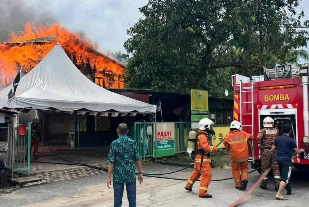 Anggota bomba dari Balai Bomba Kemaman dan Chukai bergegas ke lokasi kejadian untuk memadamkan kebakaran. Foto tular/orang awam