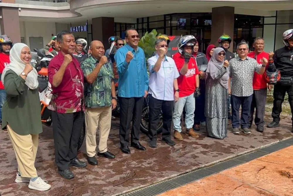 Ahmad Ramdzan (tengah) ketika membuat flag off Jelajah Integriti pasukan motosikal berkuasa tinggi sempena pelancaran KIAR 2025 di Pejabat Ikram di Putrajaya pada Ahad.
