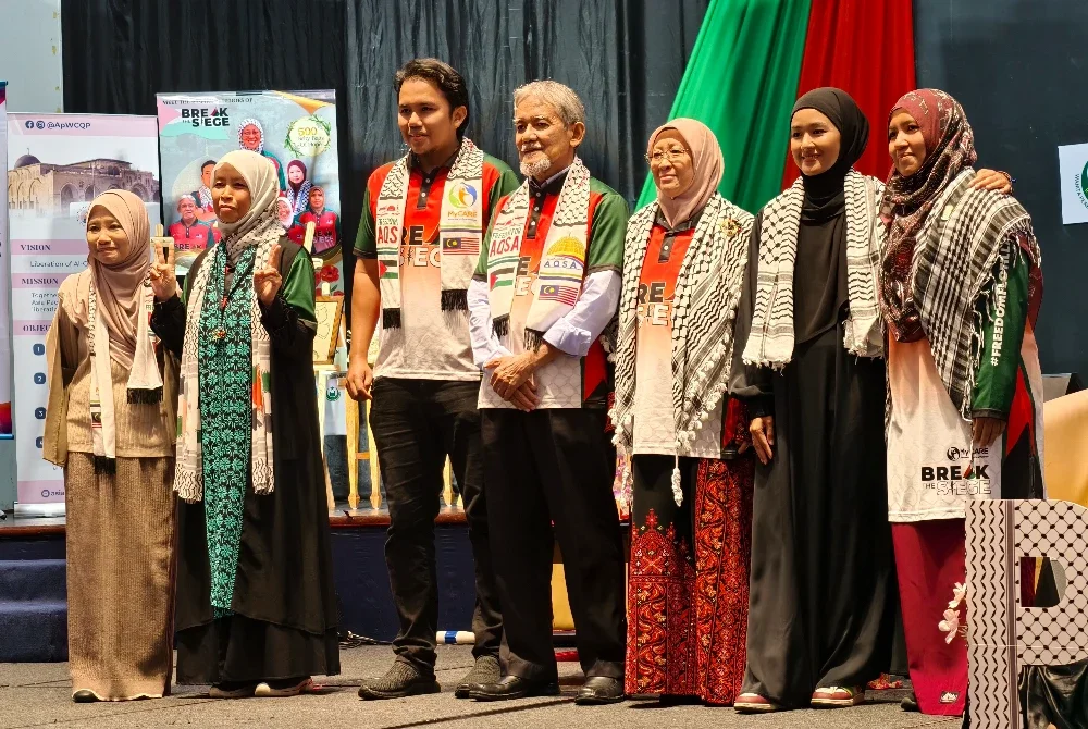 Fauziah (tiga dari kanan) bersama barisan sukarelawan Sumud Flotilla.