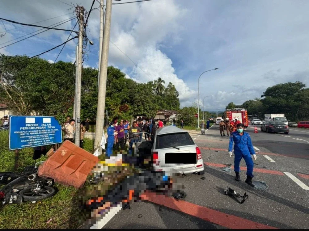 Dua lelaki termasuk seorang pesara bomba maut dalam kemalangan di Machang pada Ahad. Foto Ihsan PDRM