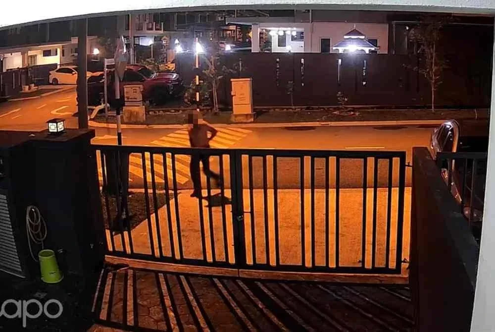 Tangkap layar video rakaman yang dikongsi seorang pempengaruh selepas kediamannya di Sungai Long, Kajang dipecah masuk.