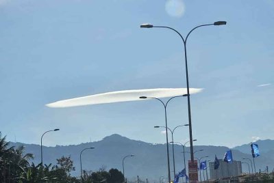Pemandangan awan di Kota Kinabalu berbentuk cakera atau leper juga dikenali sebagai awan lentikular.