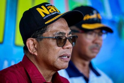 Menteri Pertahanan, Datuk Seri Mohamed Khaled Nordin menjawab pertanyaan media pada Karnival Hari Keluarga Warga ATM di Pangkalan Tentera Laut Diraja Malaysia (TLDM) Kota Kinabalu pada Ahad. Foto Bernama