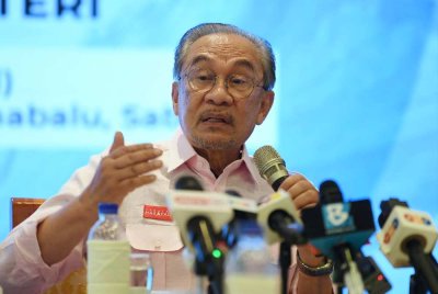 Anwar menjawab soalan media pada majlis Sarapan Pagi dan Sembang Santai Pengamal Media Sabah pada Ahad. Foto Bernama