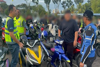 Antara penunggang motosikal yang ditahan dalam operasi berkenaan. 