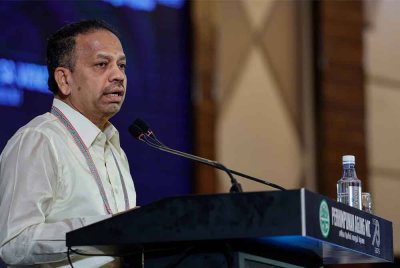 Vigneswaran menyampaikan ucapan dasar pada Majlis Mesyuarat Perhimpunan Agung MIC Ke-79 di IDCC pada Ahad. Foto: Bernama