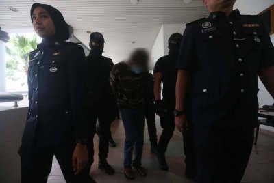 Tertuduh ketika dibawa ke Mahkamah Sesyen Alor Setar pada Ahad.