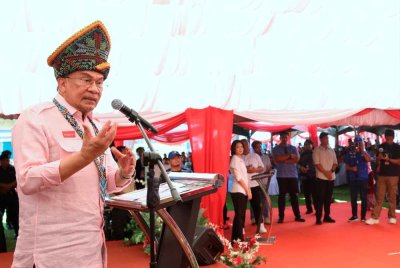 Anwar menyampaikan ucapan pada Program Ramah Mesra PMX Sayang Sabah Bersama Pemimpin Masyarakat Dewan Undangan Negeri (DUN) N44 Tulid pada Ahad. Foto Bernama