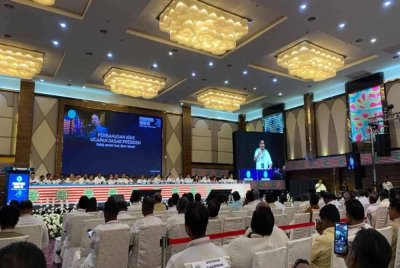 Perwakilan sedang membahaskan resolusi dan ucapan dasar Presiden ketika Perhimpunan Agung Tahunan MIC ke-79 di IDCC di sini pada Ahad.