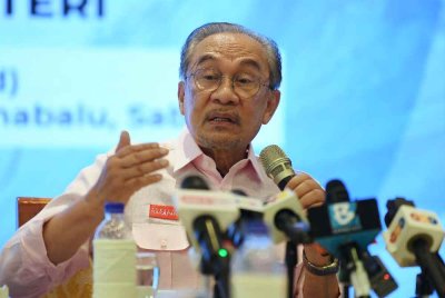 Anwar menjawab soalan media pada majlis Sarapan Pagi dan Sembang Santai Pengamal Media Sabah pada Ahad. Foto Bernama