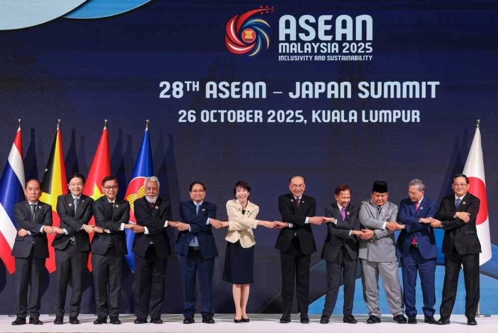 Sanae Takaichi (tengah) bergambar bersama pemimpin ASEAN semasa Sidang Kemuncak ASEAN-Jepun ke-28 di Kuala Lumpur. - AFP
