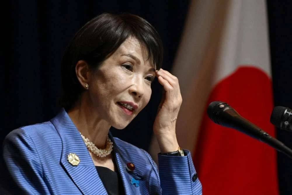 Takaichi, berucap pada sidang media selepas Mesyuarat Pemimpin Ekonomi APEC 2025 di Gyeongju. - AFP