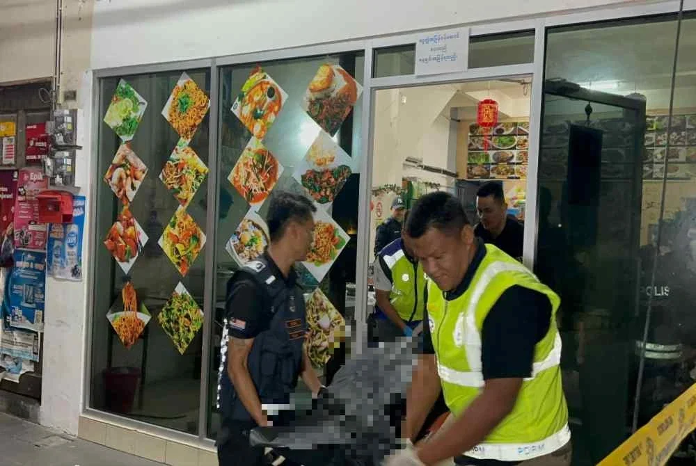 Anggota polis mengangkat mayat mangsa sebelum dihantar ke Hospital Seberang Jaya.
