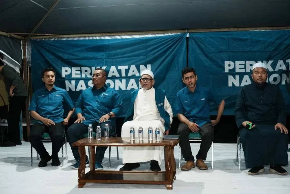 Sanusi (dua dari kiri) bersama Abdul Hadi (tengah) dan calon DUN Karambunai, Aliakbar (dua dari kanan) ketika hadir Jelajah #Karambunai di Taman Sepanggar, Kota Kinabalu.