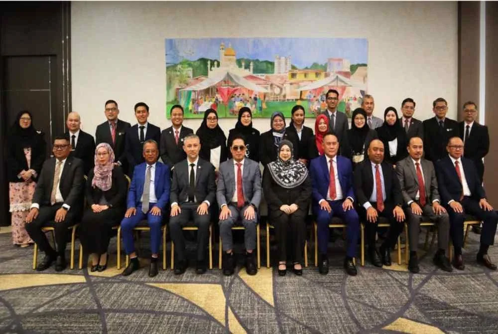 Azam (lima dari kiri) menghadiri Mesyuarat Bilateral ke-16 di Brunei pada 10 November lalu.