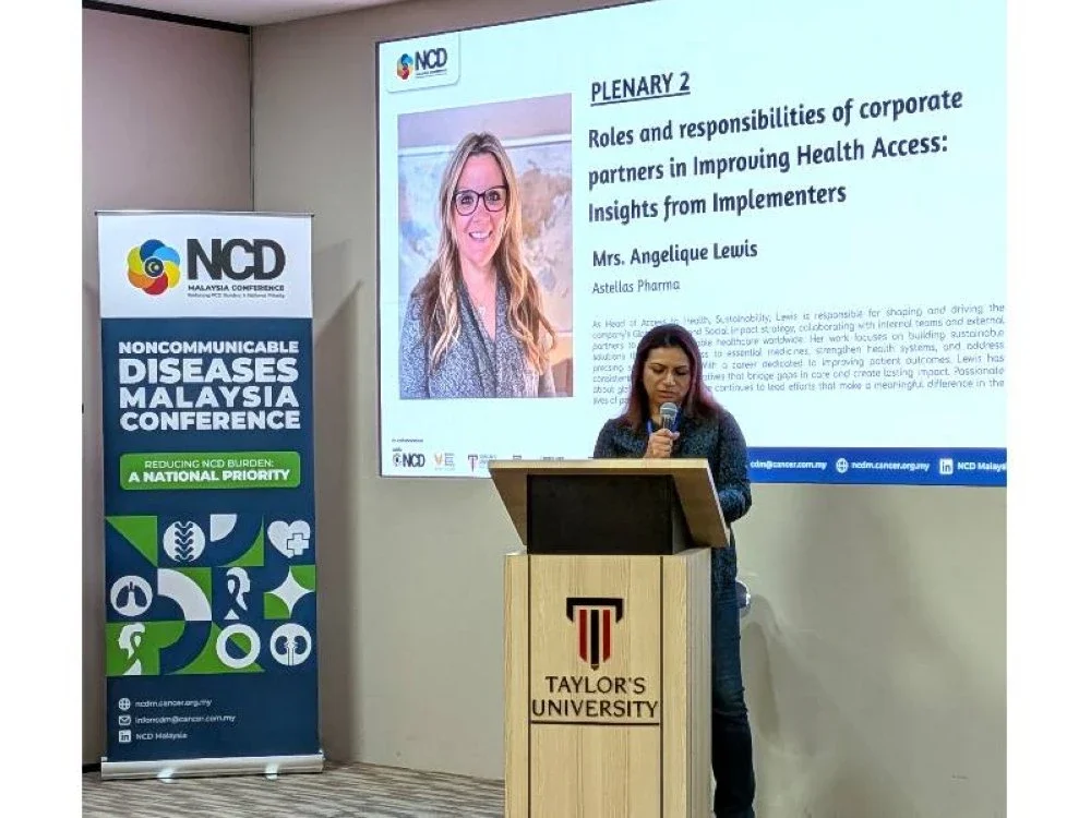 Angelique Lewis daripada pihak Astellas Pharma membentangkan tajuk pembentangan iaitu Peranan dan Tanggungjawab Rakan Korporat Dalam Meningkatkan Akses Kesihatan, Wawasan Daripada Para Pelaksana.