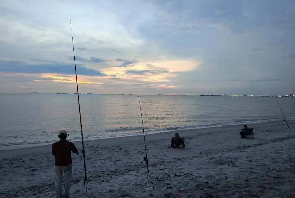 Pesisir pantai dipenuhi joran kaki pancing.
