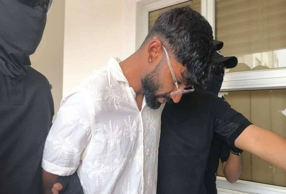 Kaarthiek dibawa ke Mahkamah Majistret Petaling Jaya pada Isnin atas satu pertuduhan membunuh seorang jurujual wanita yang ditemui mati dalam keadaan tidak berpakaian dan tangan terikat di tepi jalan, bulan lalu.