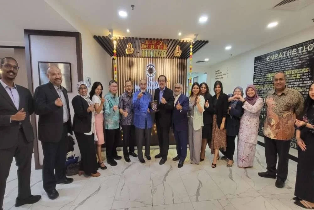 Mohamad Ezri (lapan dari kanan) menyampaikan cenderahati kepada Syed Hamid (tujuh dari kiri) selaku wakil pakar sivil KRPPM-IGAR di Wisma Badan Peguam Malaysia, Kuala Lumpur pada 6 November lalu.