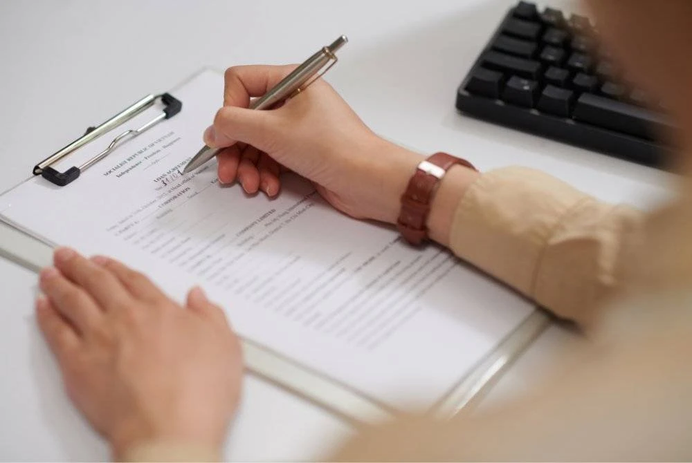 BERHUTANG dalam kadar yang berlebihan boleh menyebabkan diri merana kemudian hari. Foto Canva