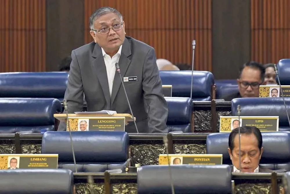 Timbalan Menteri Dalam Negeri, Datuk Seri Dr Shamsul Anuar Nasarah menjawab soalan pada Mesyuarat Ketiga, Penggal Keempat Majlis Parlimen ke-15 Dewan Rakyat di Bangunan Parlimen hari ini.