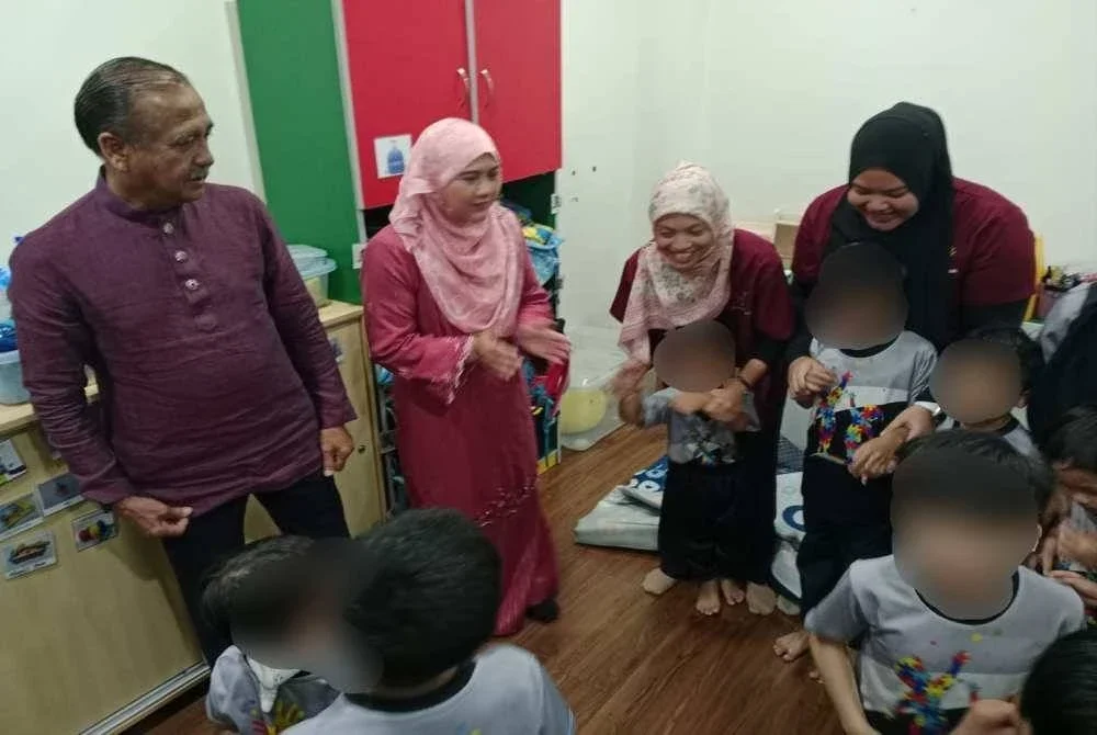 Razarudin beramah mesra dengan kanak-kanak di Pusat Autisme PDRM.