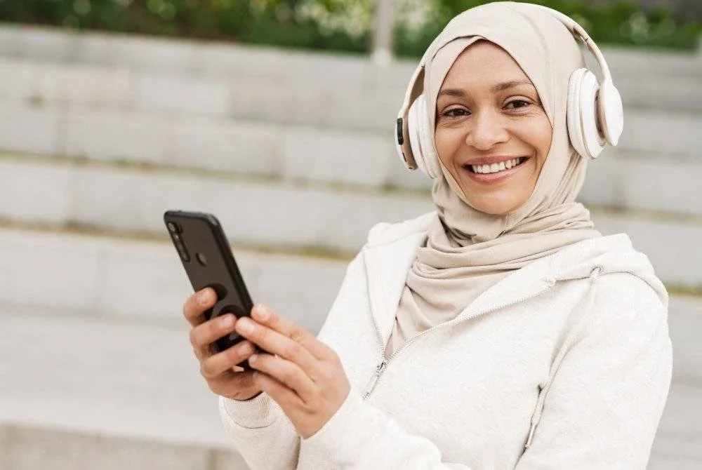 UMAT Islam diperintahkan untuk menjaga identiti sebagai Muslim, memilih hiburan halal dan menjauhi sebarang unsur yang bercanggah dengan akidah serta syariat. Foto Canva