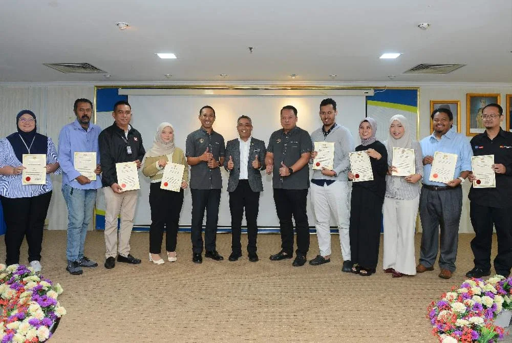 Mohd Sabri (enam darikiri) bergambar bersama rakan-rakan media yang menerima sijil penghargaan pada Majlis Apresiasi 3P Peringkat Wilayah Persekutuan bersama Rakan Strategik dan Media pada Isnin. Foto: MOHD HALIM ABDUL WAHID