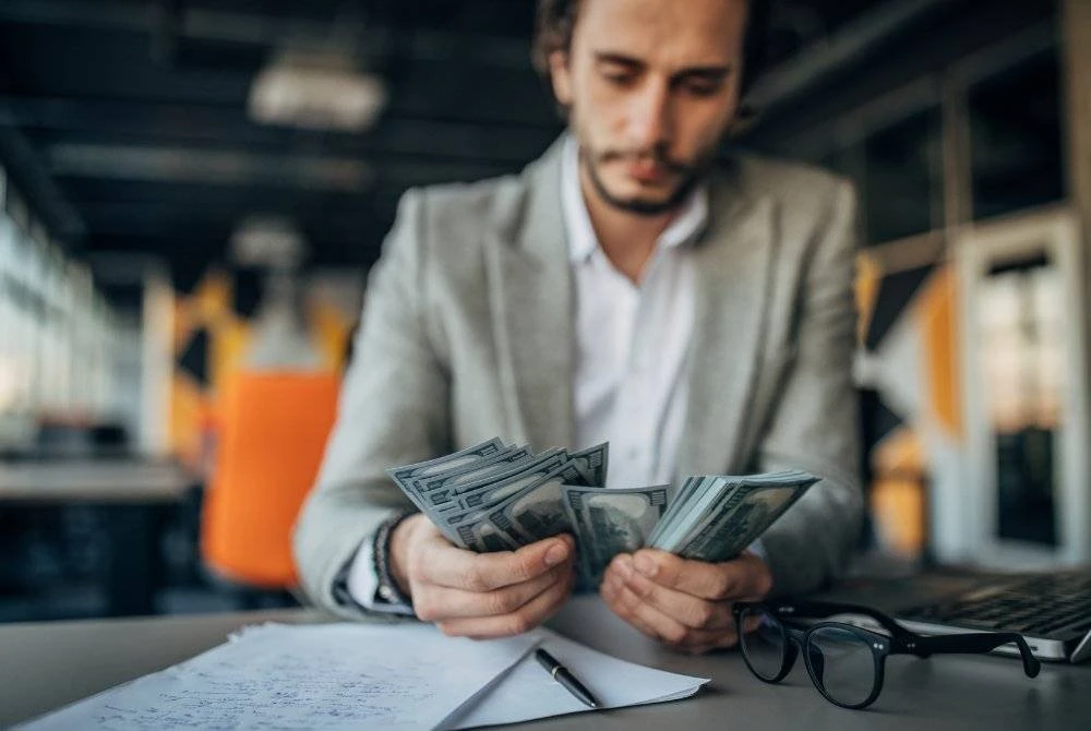 PEMIMPIN yang tamak dan amanah yang dikhianati akan menatijahkan kemusnahan kelak. Foto Canva