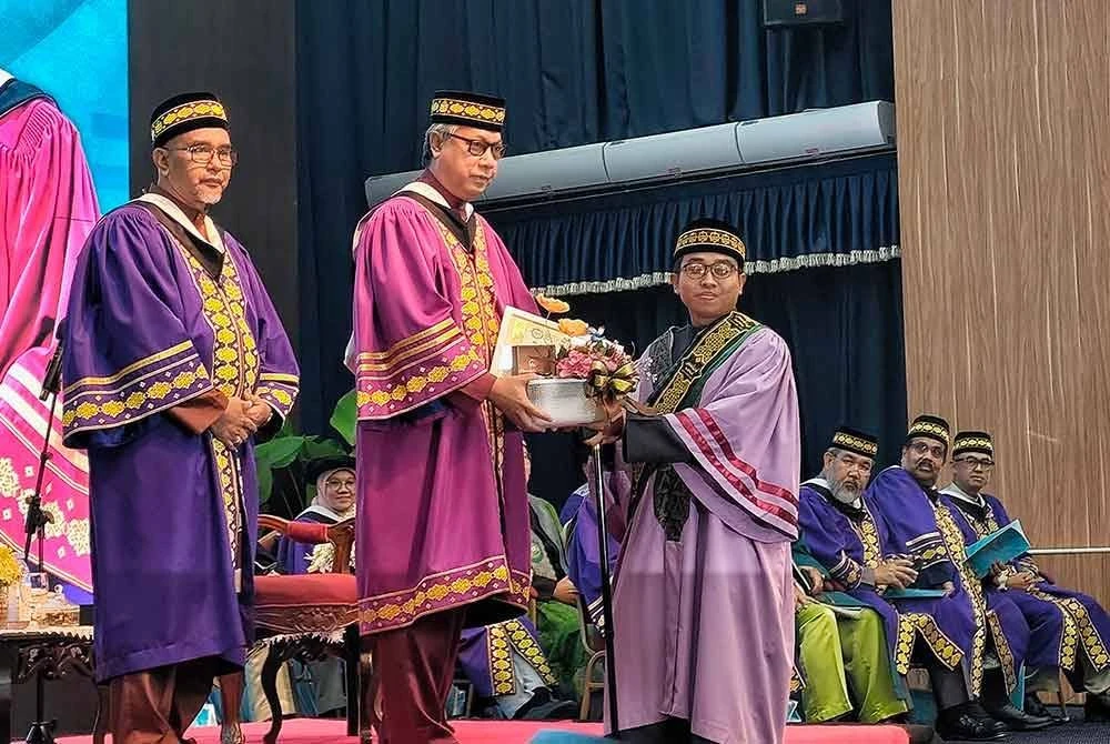 Biarpun dilahirkan dengan kekangan fizikal akibat masalah saraf, Umar Dzakir membuktikan kekurangan diri bukan penghalang capai kejayaan.