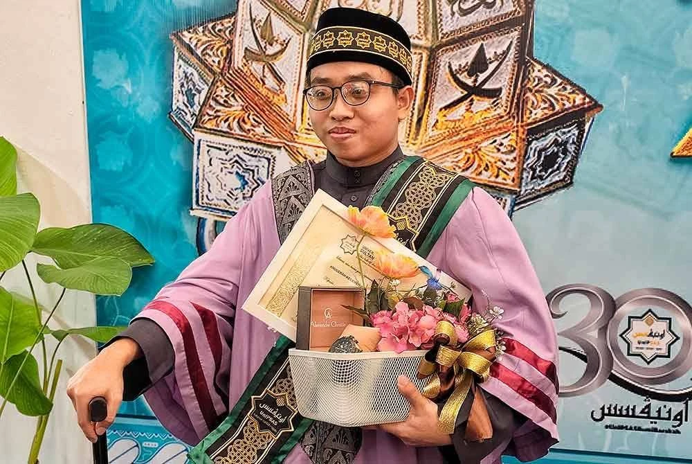 Umar Dzakir menerima Anugerah Khas pada Istiadat Konvokesyen Universiti Islam Pahang Sultan Ahmad Shah (UniPSAS)