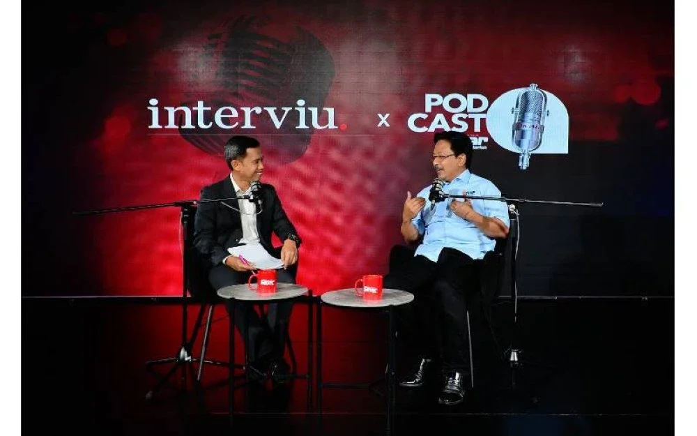 Saiful Zaini (kanan) ketika sesi podcast bersama Sinar Harian yang dihoskan oleh Haizir yang berlangsung di Kompleks Karangkraf.