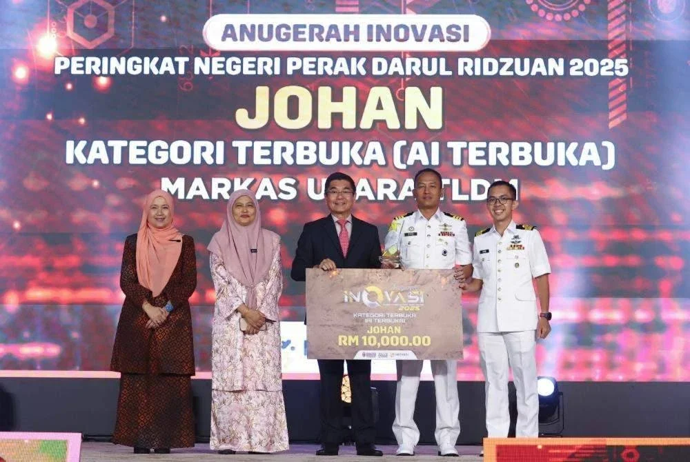 Kok Lim (tengah) menyampaikan hadiah kepada pemenang sempena Majlis Anugerah Inovasi Negeri Perak 2025 di Bangunan Perak Darul Ridzuan, Ipoh pada Isnin.